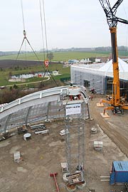 „Schwebende Dächer“: am Freitag, den 9. März 2007 war in Erding der Hebauf  für das neue Rutschenparadies GALAXY an der THERME ERDING. Zwei 500-Tonnen-Krane hoben das letzte Kuppelstück auf die Schienen (Foto: Martin Schmitz)